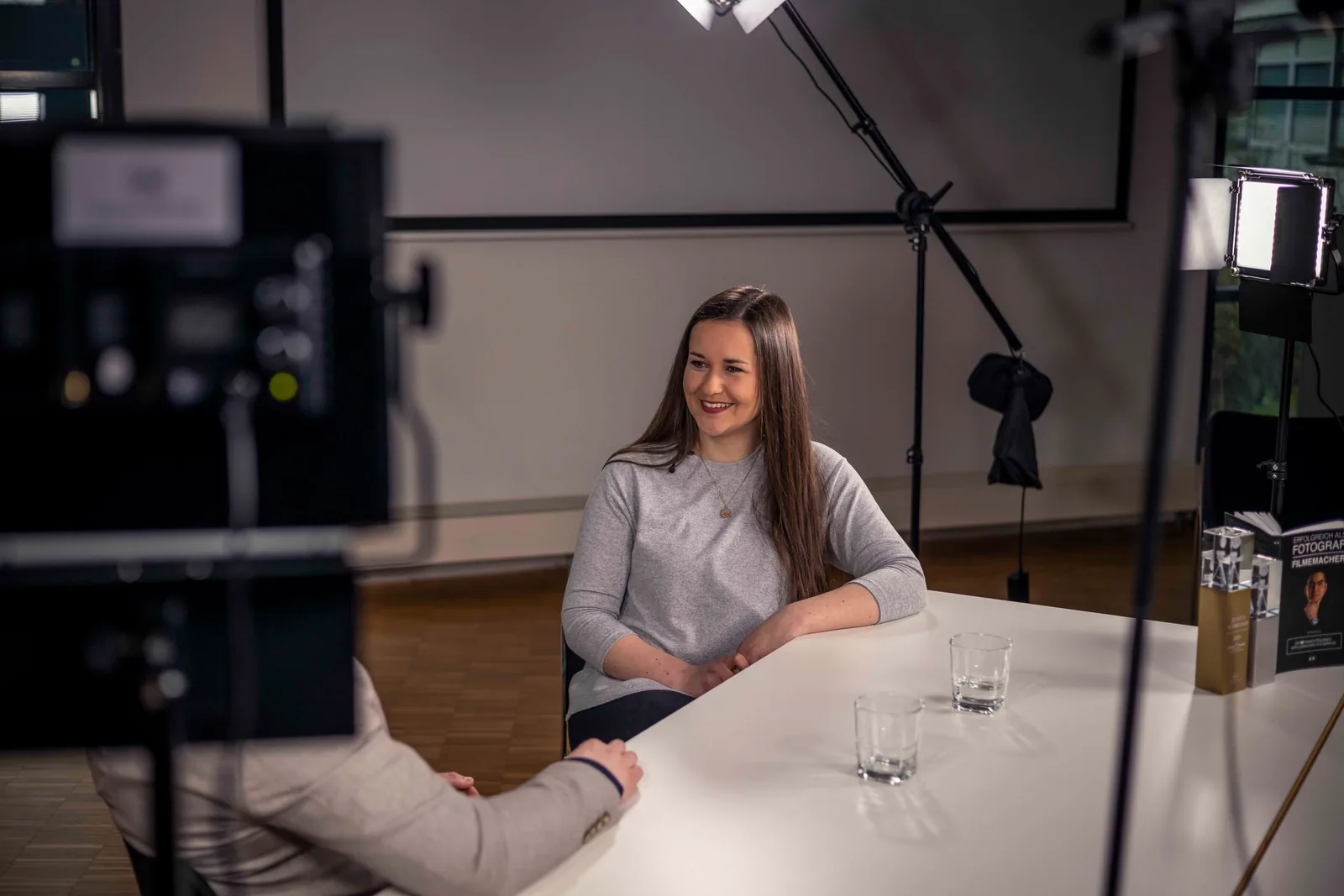 Anja Rätzel im Interview vor Kamera und Mikrofon.