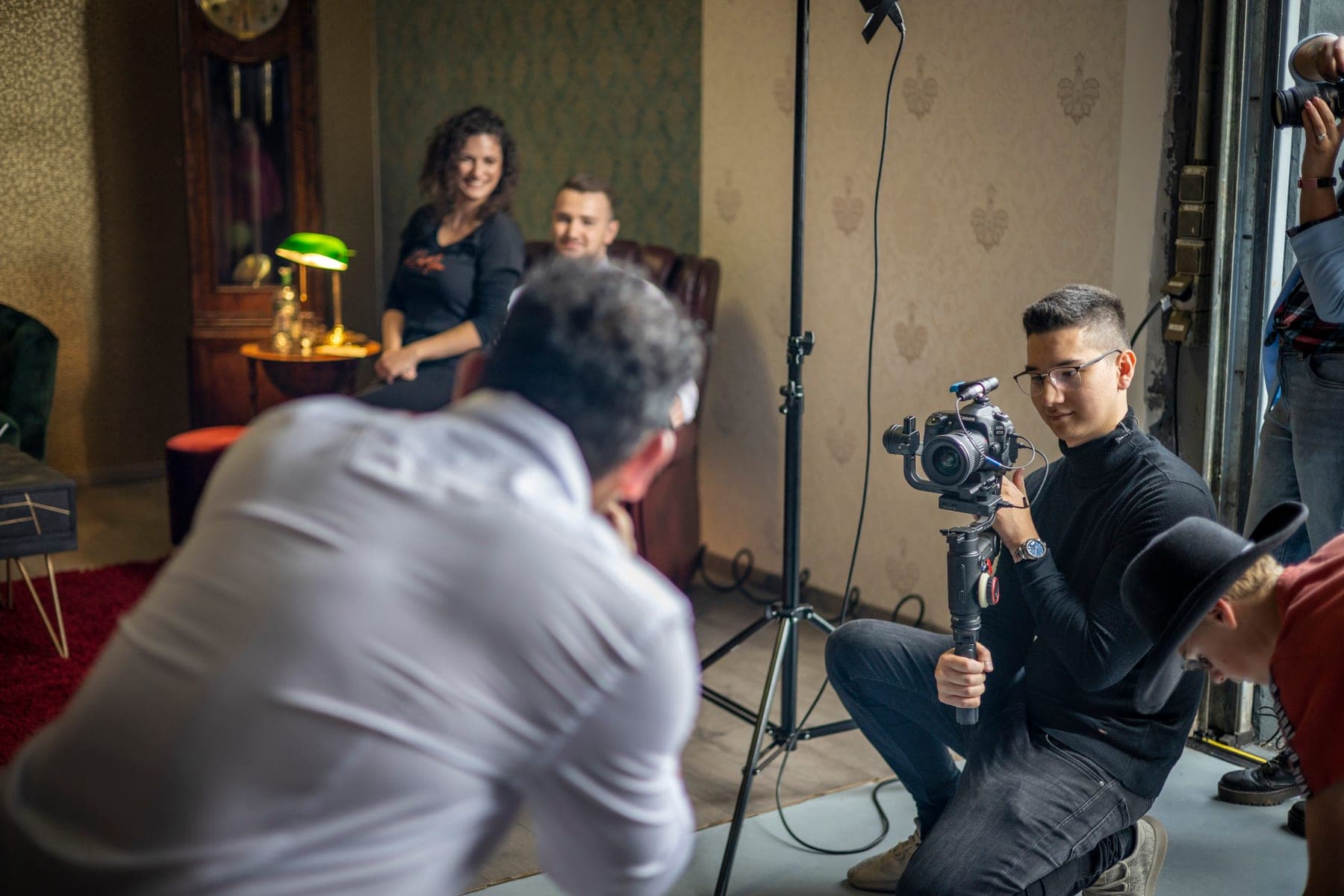 Edmond Rätzel filmt mit Gimbal auf einem Set und entwickelt GalleryDock auch für Filmemacher.