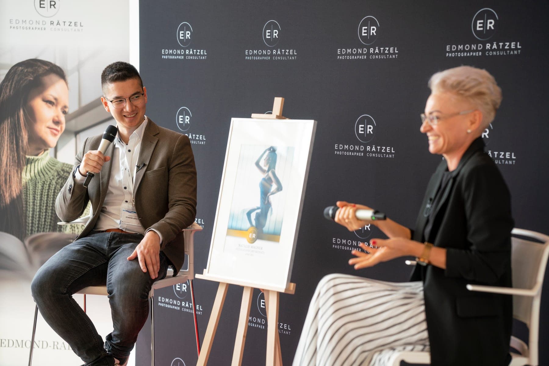 Edmond Rätzel gibt Fotografie-Coaching und bespricht ein Bild mit einer Fotografin.