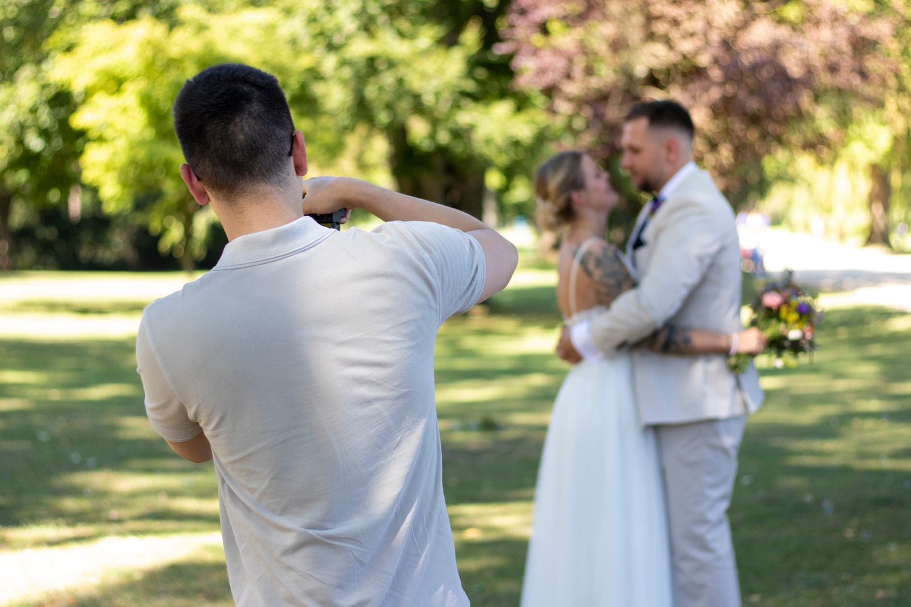 Edmond Rätzel fotografiert als Hochzeitsfotograf ein Brautpaar und kennt professionelle Bildübergabe aus der Praxis.