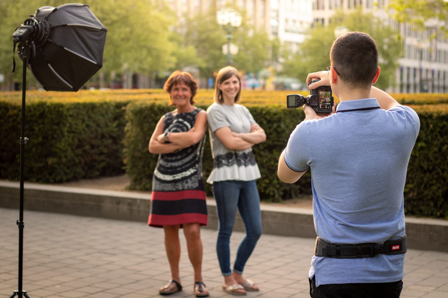 Edmond Rätzel fotografiert ein Portrait-Shooting und arbeitet als Fotograf mit Menschen vor der Kamera.