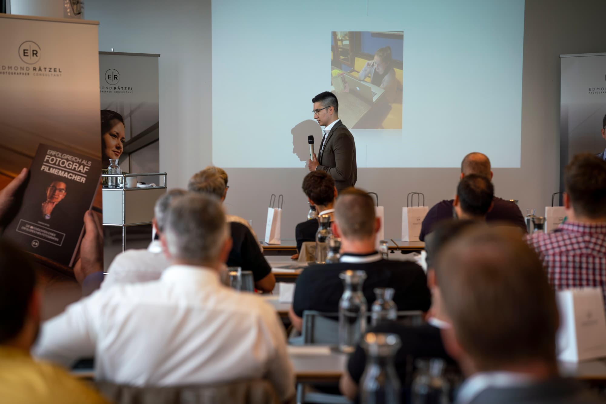 Edmond Rätzel spricht vor Seminarteilnehmern über Fotografie-Business und professionelle Abläufe.