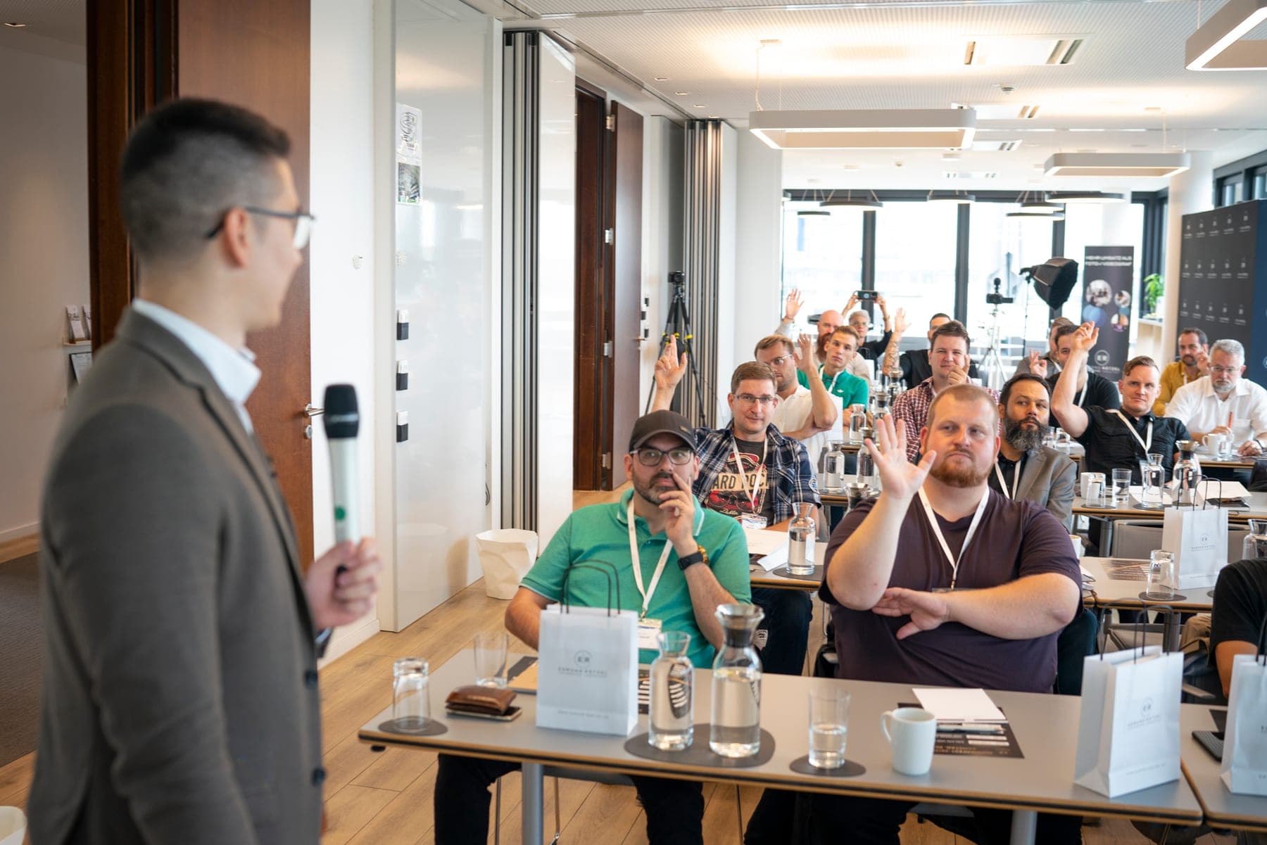 Edmond Rätzel hält ein Seminar für Fotografen und Filmemacher über Fotografie-Business und Kundengewinnung.