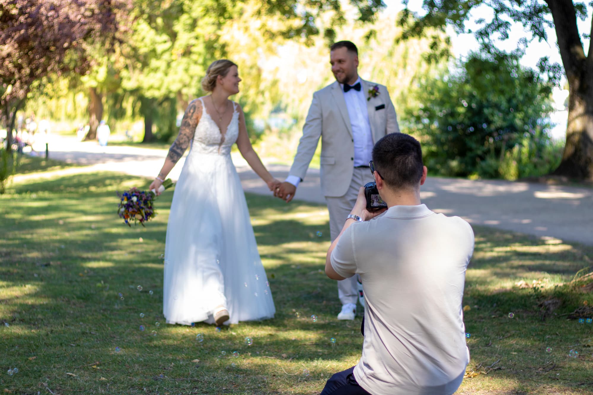 Hochzeitsfotograf fotografiert ein Brautpaar für persönliche Fotoerinnerungen